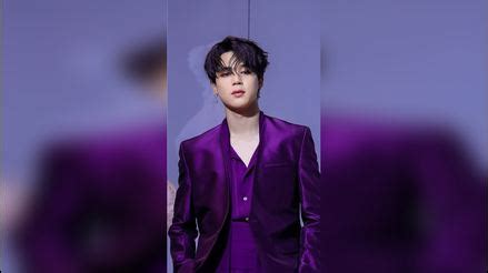 Jimin de BTS muestra imágenes con el torso desnudo y。